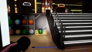 BonnieBowlRack.jpg (206 KB) Il porta-palline da bowling accanto a un regalo.
