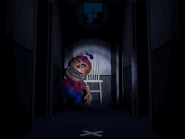 Nightmare BB che fa capolino dalla porta all'estrema sinistra, animato.