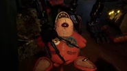 Mimic strappa la testa al Primo Ufficiale/Puppet Foxy nel cortometraggio cinematografico dell'edizione fisica di SotM.