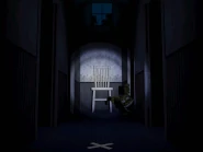 Plushtrap che fa capolino dalla porta all'estrema destra, animato.
