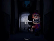 Nightmare BB fa capolino dalla porta destra, animato.
