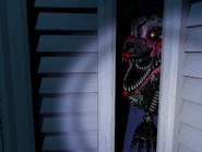 Nightmare Mangle accovacciato nell'armadio.