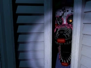 Nightmare Mangle sbircia dall'armadio.