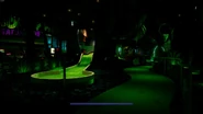 Il camper, sebbene illuminato all'interno, non all'esterno.
