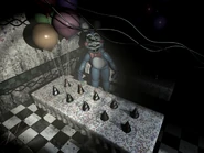 Toy Bonnie nella Stanza delle Feste 3 nel port mobile rimasterizzato di FNAF 2. Nota la chitarra mancante.