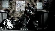Lefty nel vicolo sul retro del Freddy Fazbear's Pizza Place.