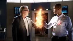 The Flash T2 EP04 Henry y Stein intentan unirse