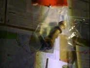 Una bolsa que contiene una reina blanca de ajedrez