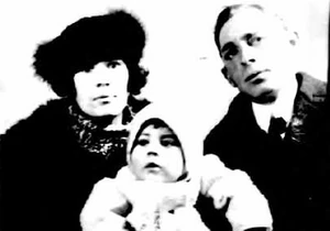 Pontius with wife Mildred and son David (1922)