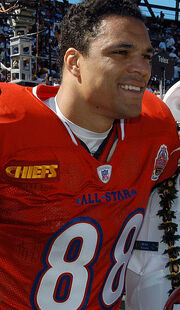 Tony Gonzalez at 2005 Pro Bowl 050213-N-3019M-002