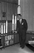Wernher von Braun 1962 (OTL).jpg (2.75 MB) Von Braun in his office with rocket models, April 1962