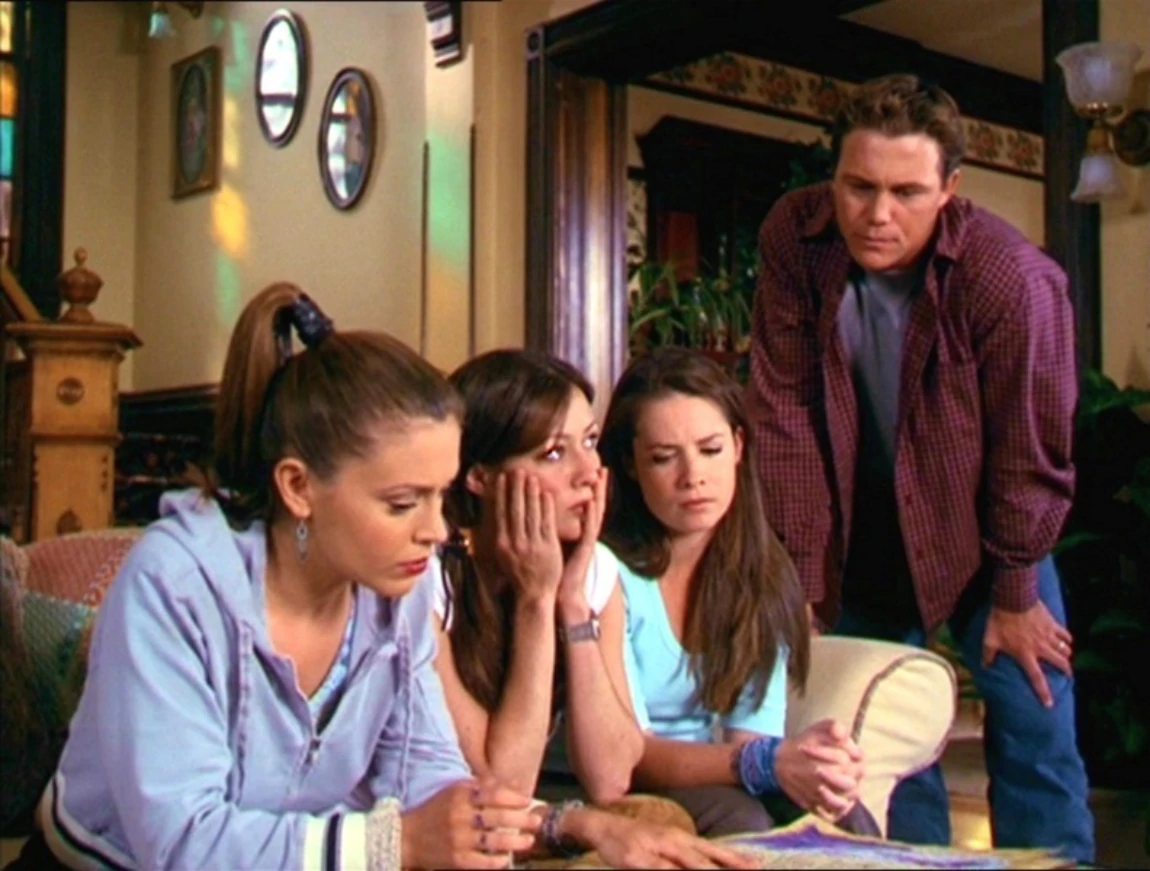 Помощь зачарованных. Помощь зачарованных. Зачарованные 1998 алисса милано. Помощь зачарованных. Сестры холливелл зачарованные.