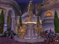 Runenweberplatz Denkmal.jpg (383 KB) Denkmal zu Ehren der Helden in der Schlacht gegen den Lichkönig.