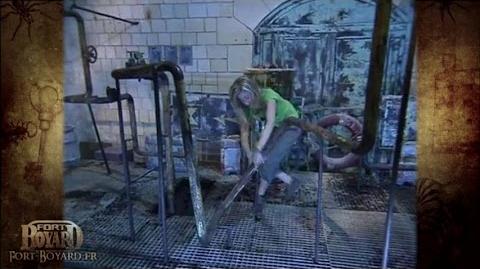 Fort Boyard 2005 - Elisabeth Bost dans l'épreuve de la Menotte