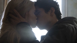 TG-Caps-1x11-3-X-1-85-Lauren-Wes-kiss