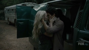 TG-Caps-1x07-eXtreme-measures-109-Lauren-Wes-kissing