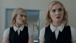 TG-Caps-2x03-CoMplications-09-Sophie-Phoebe