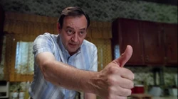 Freaks and Geeks Sam Weir ha la faccia infastidita