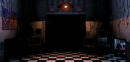 Mangle wie es ins Büro starrt.