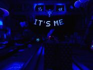 Pokój nagród w Curse of Dreadbear w kolorach blacklight