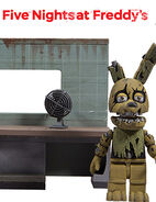 Figurita de Springtrap con un kit de la oficina del tercer juego.