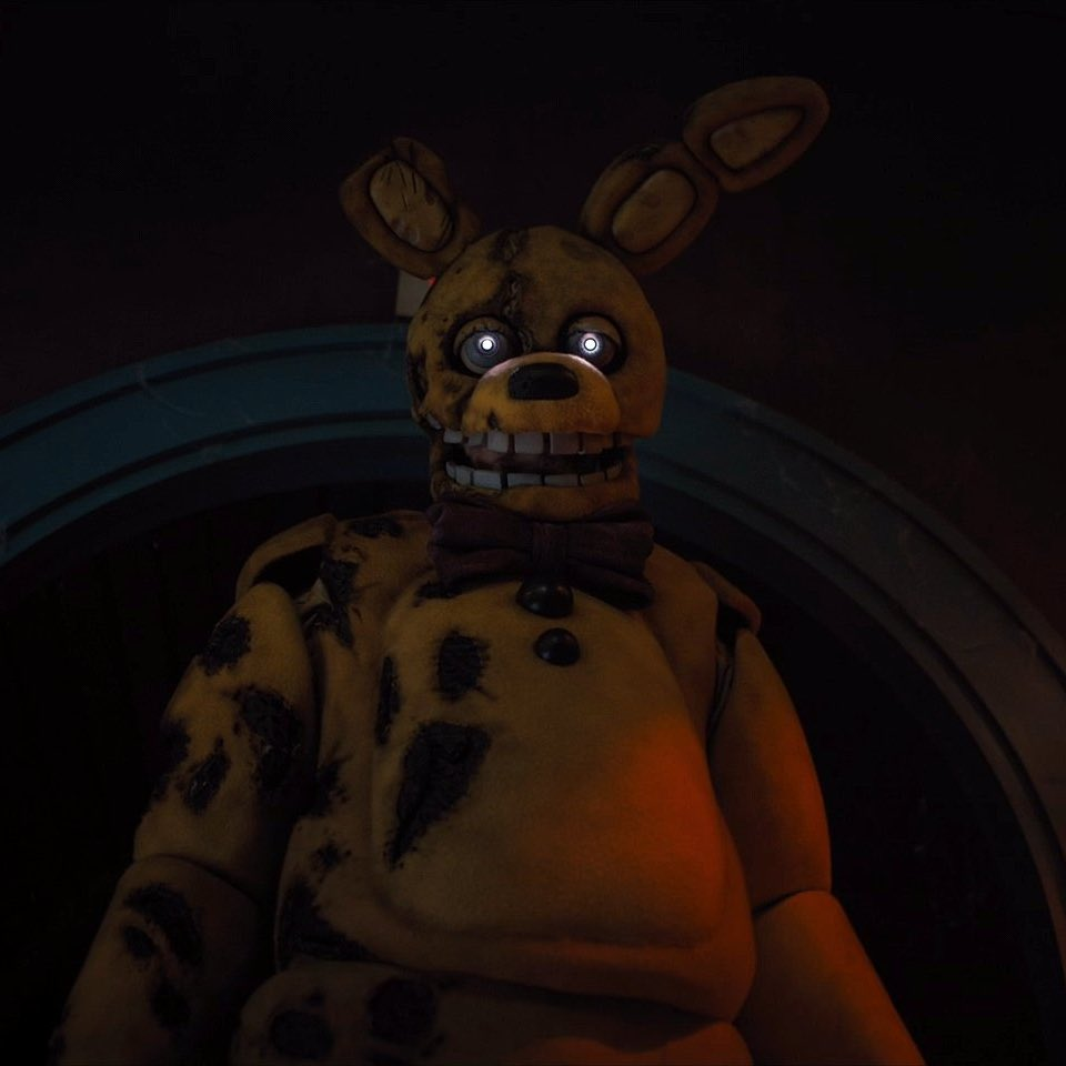 Un animatrónico fusionado de fredbear y springtrap