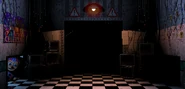 FNaF 2 - Office (Balloon Boy conducto ventilación).png (1,23 MB) Balloon Boy apareciendo por el final del Left Air Vent, a punto de entrar a la Oficina.