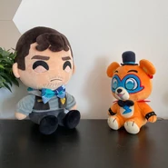 Youtooz FNaFFilm Mike.jpg (946 KB) Mike Schmidt plush with a Glamrock Freddy plush.