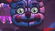 Baby trailer.png (989 kB) Acercamiento de su rostro en el tráiler.