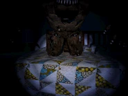 Primer jumpscare de Nightmare Freddy desde la cama.