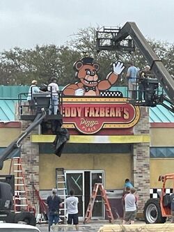 🐻 FNAF Movie Info 📽 on X: Filming has concluded at the Freddy Fazbear's  Pizza Place facade for 'FIVE NIGHTS AT FREDDY'S' and is now being taken  down. Source: @/Kuronoma_Aoba #FiveNightsAtFreddys #FNAF #