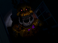 Nightmare Fredbear en la puerta del pasillo.