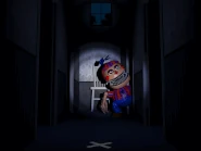 Nightmare BB escondiéndose a lo lejos, en la puerta derecha.