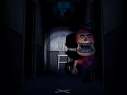 Nightmare BB antes de esconderse. Nótese las varas metálicas que sostienen su mandíbula.