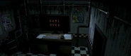 Toy Freddy después de perder el juego, aproximándose hacia el jugador.