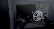 Ennard gotowy do ataku na kamerze 5.