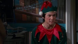  hates working as an elf at the mall
