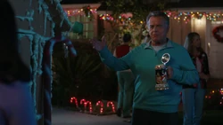 Marvin praises the simplicity of Louis' gingerbread house