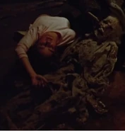 Sin título.jpg (25 KB) The decomposing corpse of Alice along with the body of Terry McCarthy at Jason's shack