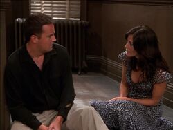 9x08-ChandlerMonicainHallway.jpg