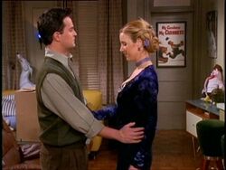 5x14 Chandler Phoebe awkward.jpg