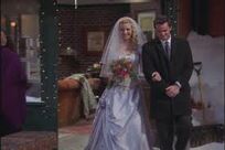 Phoebe en Chandler lopen haar de aisel