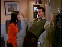 5x14 Chandler imitading Phoebe.jpg (27 KB) 5x14 Chandler imitading Phoebe