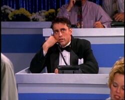 5x04 Joey phone.jpg