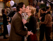 Phoebe & Ross - New Years Kiss