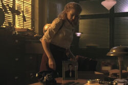 Фотография Джона Скотта на столе детектива Данэм