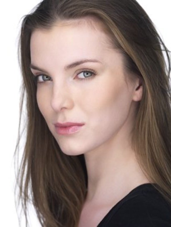 Betty Gilpin 