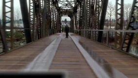 2x19-bridge-man
