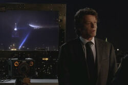 Уолтер представляет Министерству обороны свое изобретение - окно в другую реальность