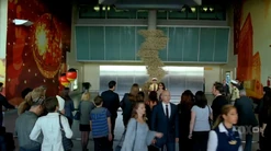 Наблюдатель в здании аэропорта 